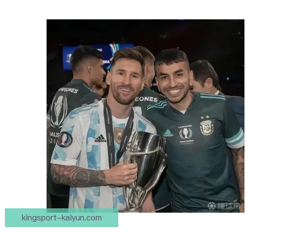 科雷亚在阿根廷国家队中的表现稳健，持续受到关注与期待